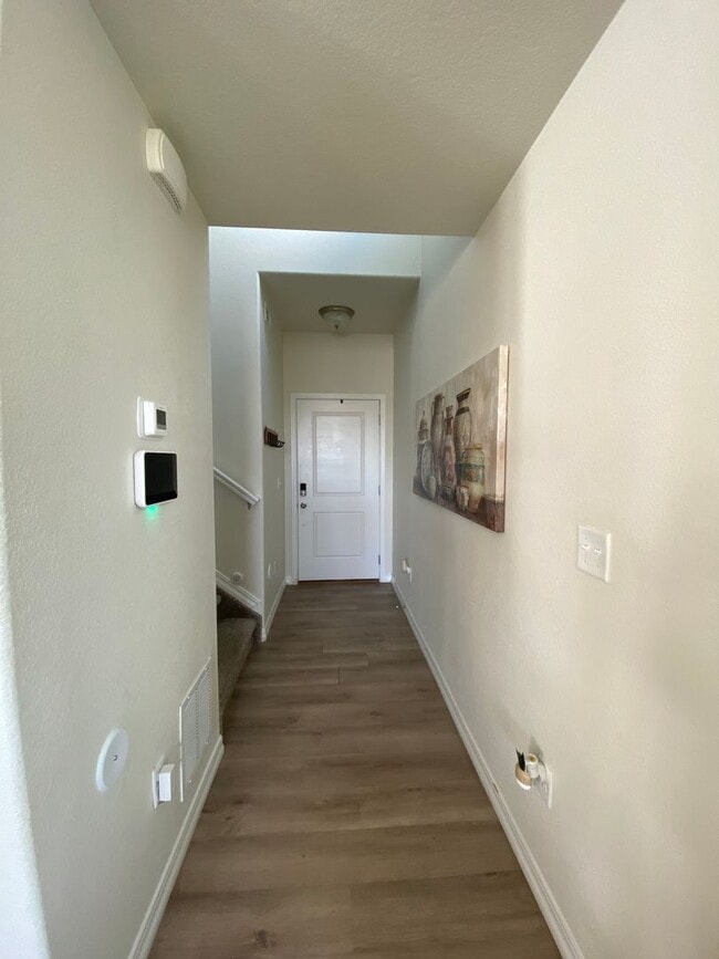 Building Photo - Stunning 3 Bedroom in NE Springs!