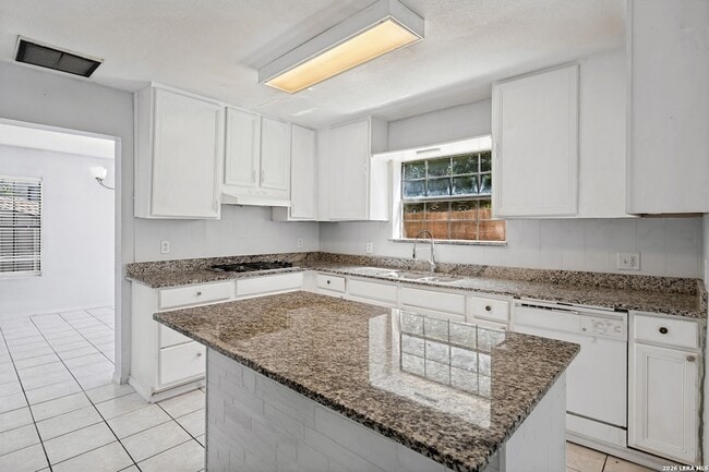 Building Photo - 5230 Ebony Dr