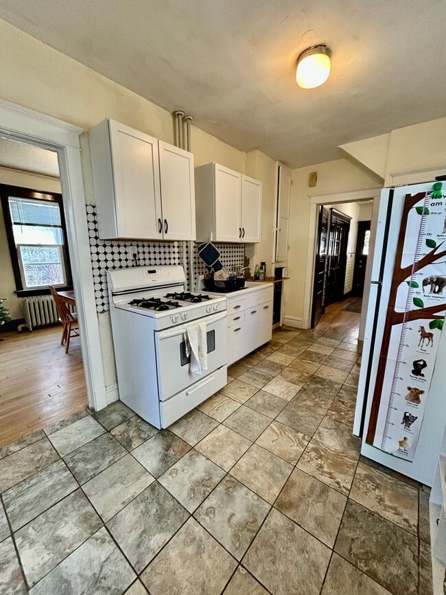 Building Photo - AVAILABLE JUNE 1st - Great 4 Bed, 1 Bath in East Duluth!