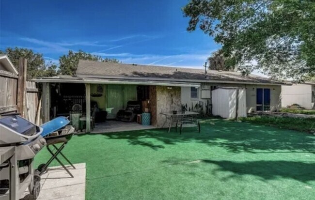 Building Photo - Charming 2/2 Duplex in West Bradenton with Private Yard and Carport