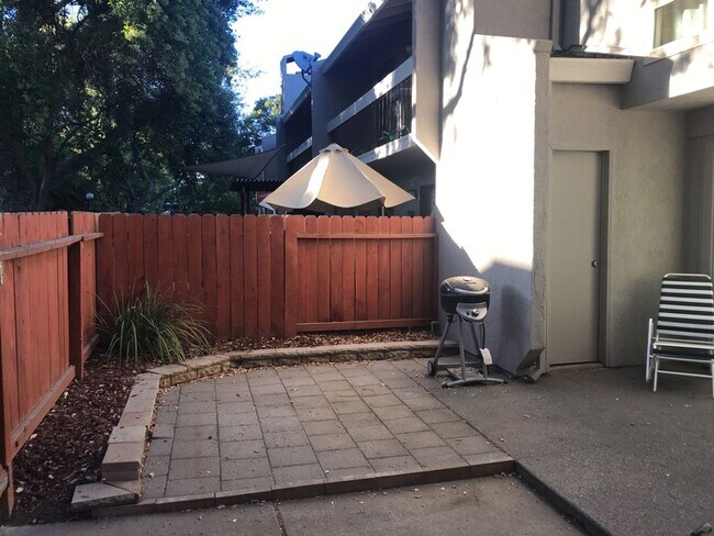 Building Photo - Beautiful Home in West Davis