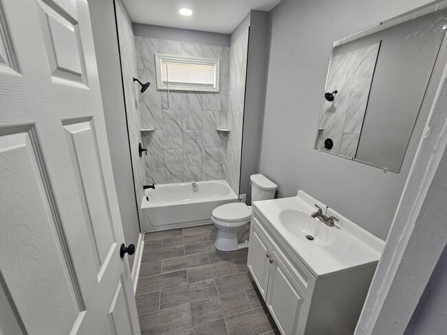 Building Photo - 2-Bedroom Townhouse