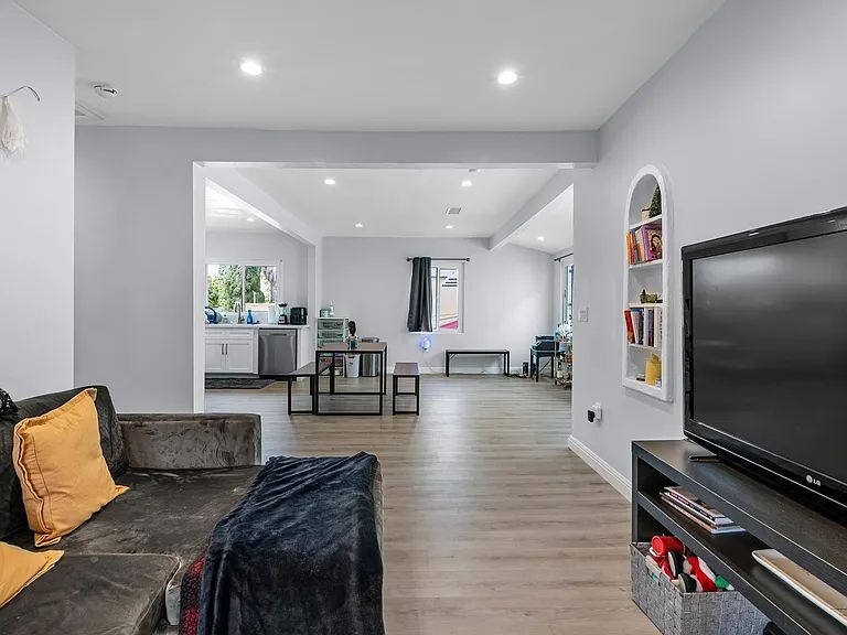 Building Photo - 1005 Hi Point St