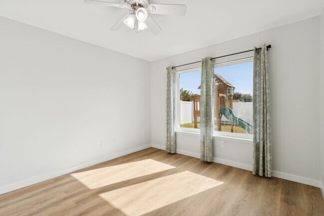 Building Photo - Adorable Newly Renovated 3/2