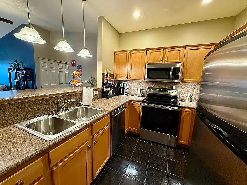 Building Photo - 636 Grandview Ct