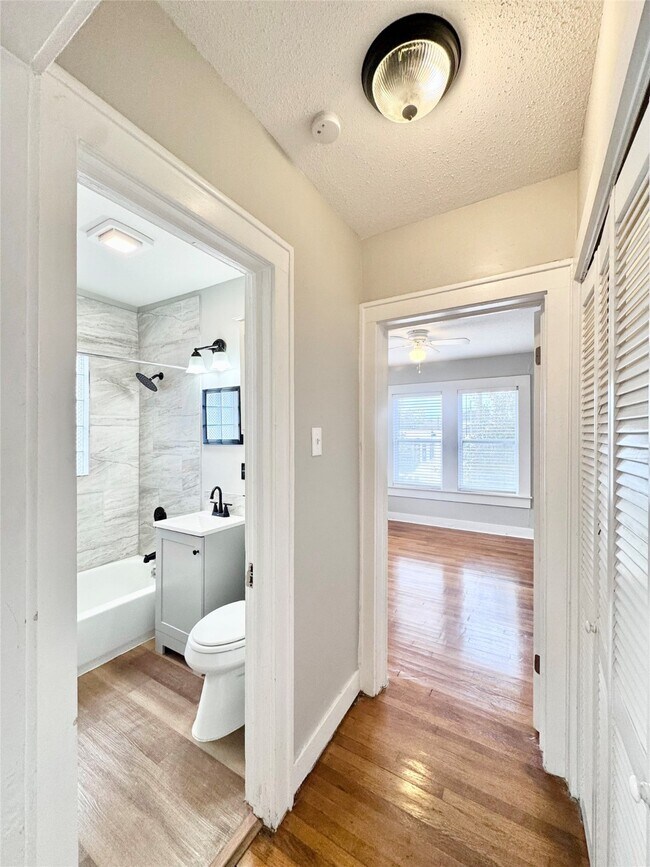 Building Photo - 629 E 11th St