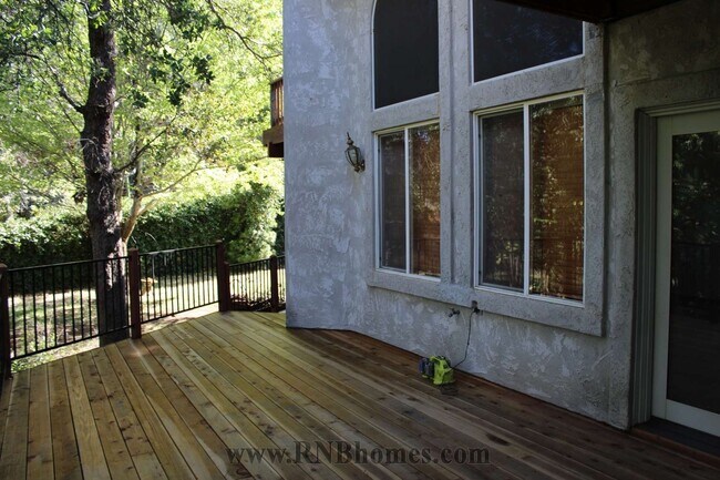 Building Photo - 677 Hoppe Ln