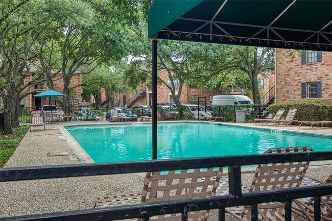 Building Photo - 2255 Braeswood Park Dr