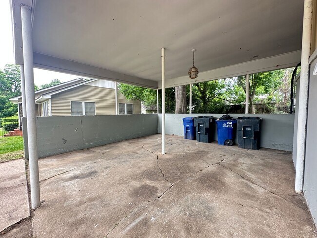 Building Photo - East Wilkinson Duplex