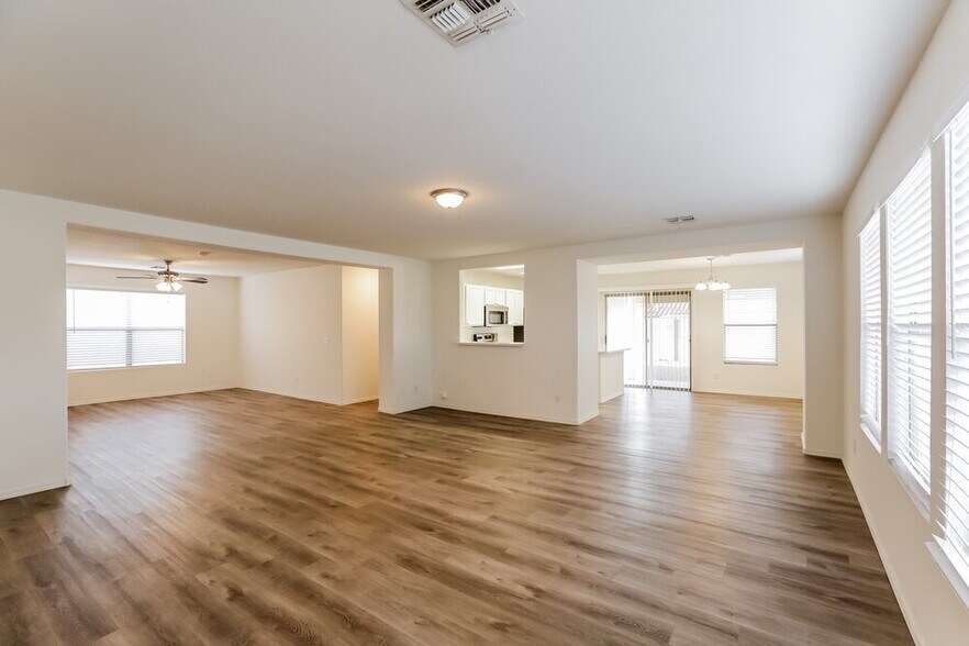 Building Photo - 5725 E Flower Cir
