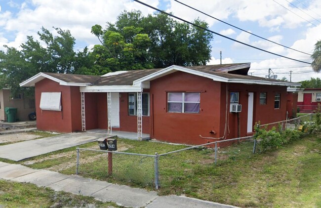 Building Photo - 2-1 house in Dania house