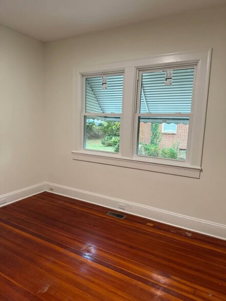 Building Photo - 678 Main St