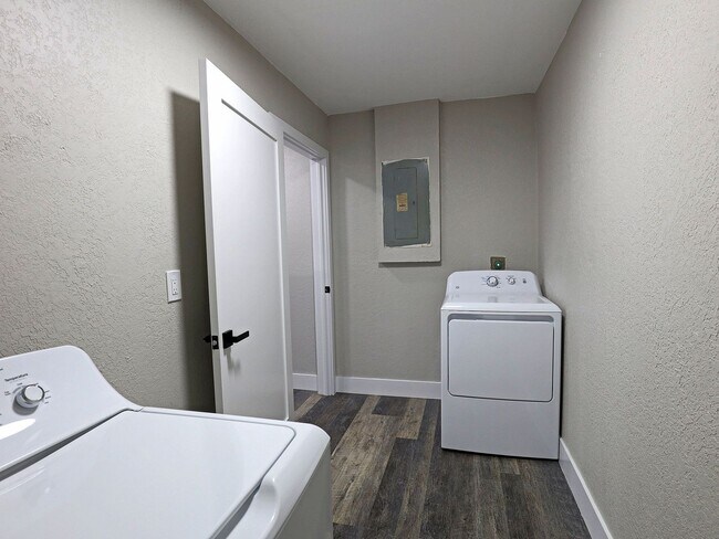 Building Photo - Duplex Fort Myers Duplex 14181