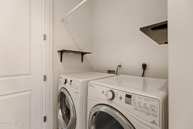 Building Photo - 421 W 6th St