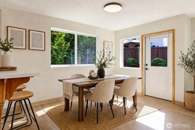 Building Photo - Beautifully Updated 3-Bedroom Townhome with Garage in Prime Lynnwood Location