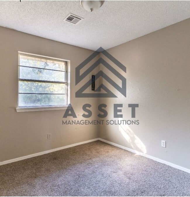 Building Photo - 9316 NE Stardust Ln