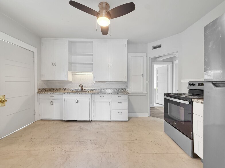 Building Photo - Newly Renovated Duplex