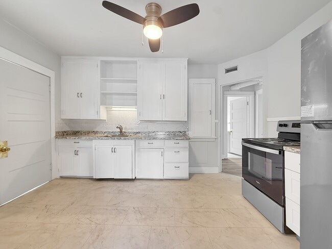 Building Photo - Newly Renovated Duplex