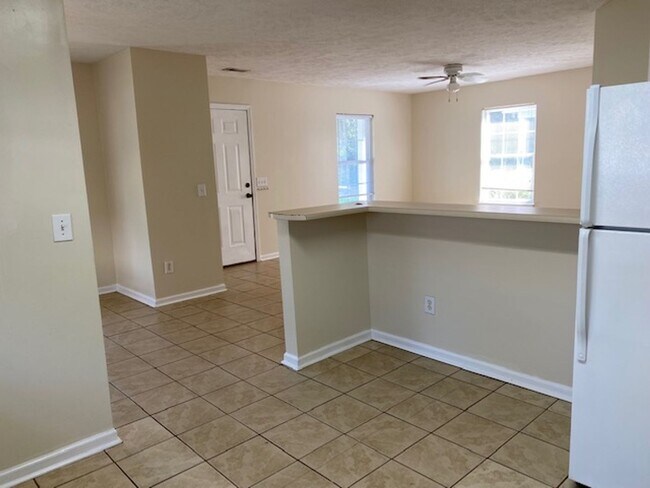 Building Photo - Home in Hillsdale