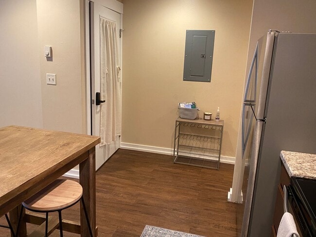 Building Photo - Fully Furnished Cozy Unit in Four Corners!