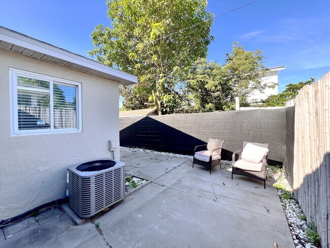 Building Photo - Two-Bedroom Home with Flex Room off Lake D...