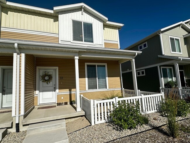 Building Photo - Spacious and Bright Townhome Available Sep...