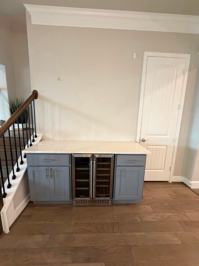 Building Photo - 4610 Center St