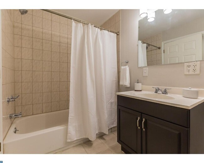 Building Photo - Point Breeze Townhome