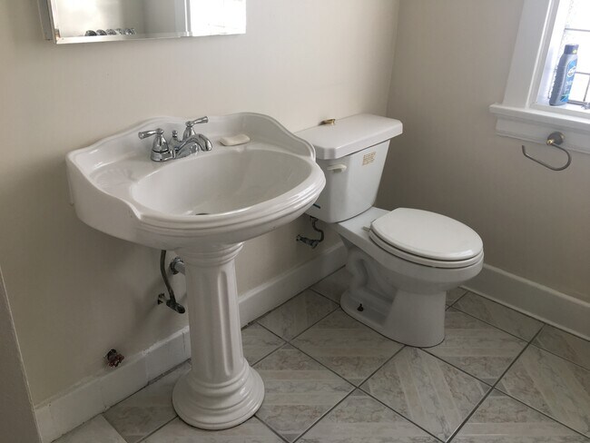 Building Photo - 5933 W Midway Park