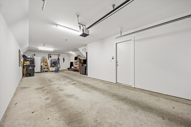 Building Photo - 8715 Meadowcroft Dr