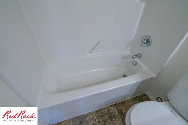 Building Photo - Charming 3 Bedroom Townhome with INTERNET INCLUDED & Dog-Friendly!