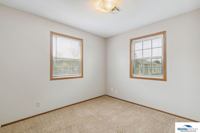 Building Photo - 3 bedroom 2 bath duplex - Derby Schools