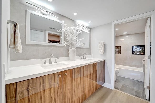 Building Photo - 3200 Port Royale Dr N