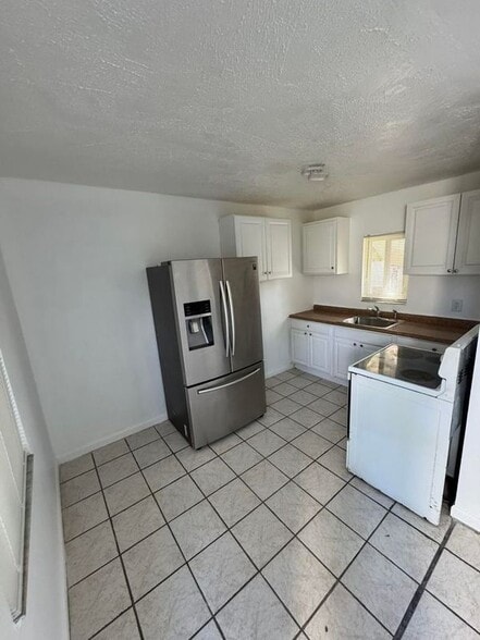 Primary Photo - 920 N Haverhill Rd