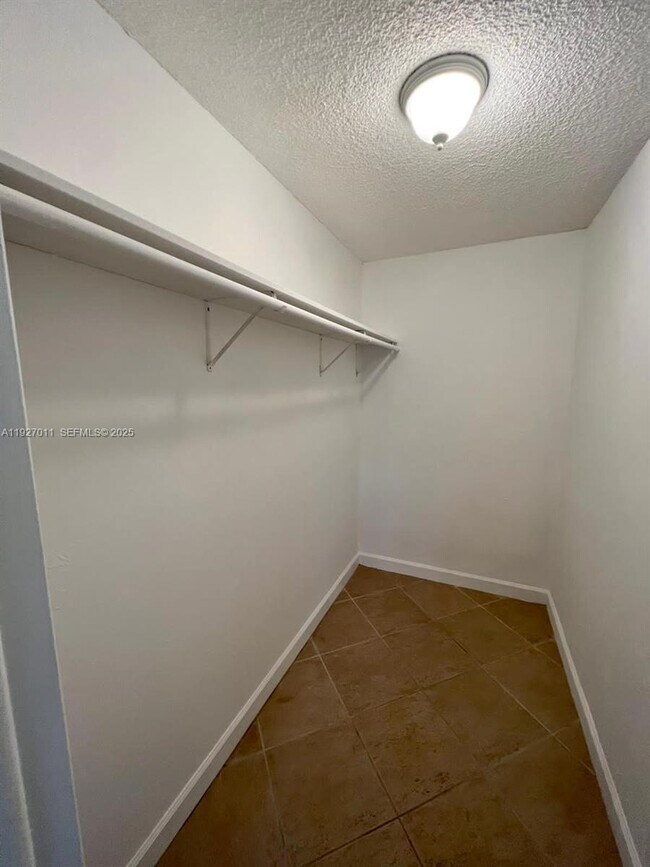 Building Photo - 2201 Brickell Ave