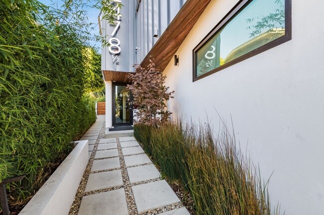Building Photo - 2478 Penmar Ave