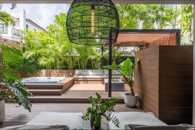 Building Photo - 1635 SW 19th Ter