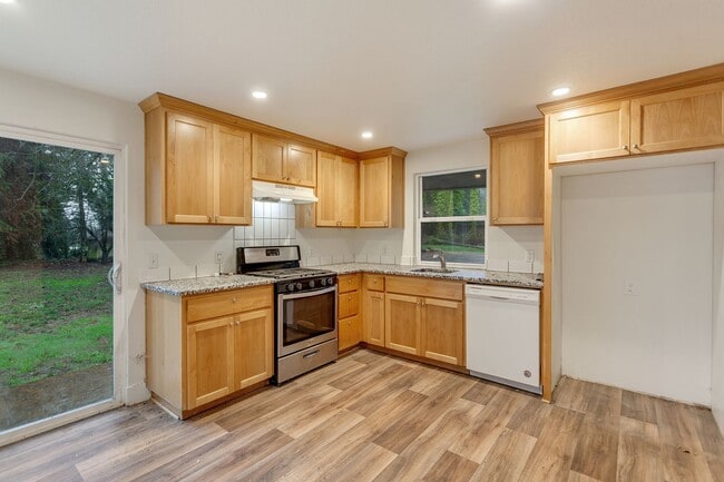 Building Photo - Spacious 2BR Home with Loft, Warehouse & Private River Access Mulino, OR