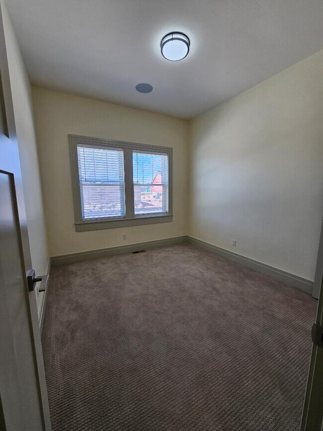 Building Photo - 876 S Lincoln Ave