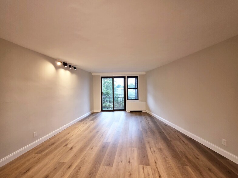 Building Photo - 2400 Hudson Terrace