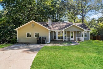 Building Photo - Fantastic 3bd/2ba home! Coming soon!