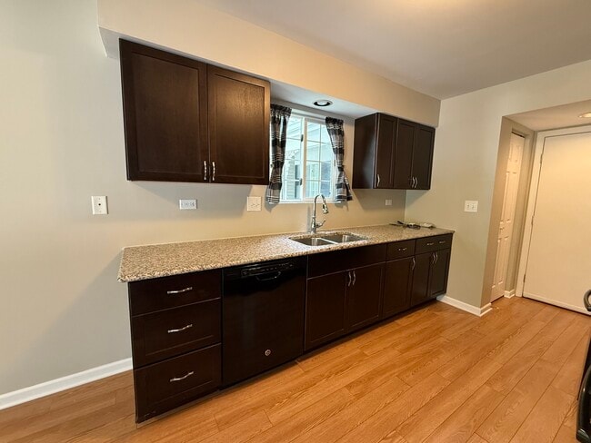 Building Photo - 370 Sandhurst Ln