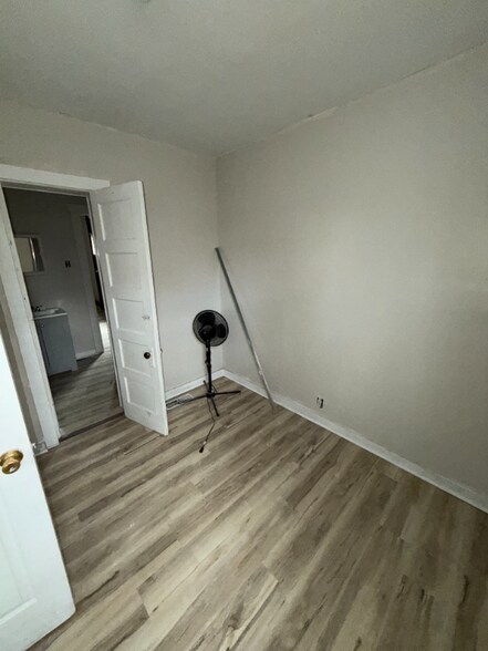 Building Photo - 2652 Bank St