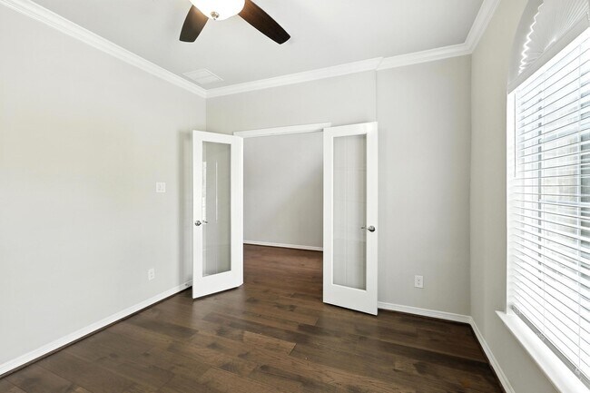 Building Photo - 1610 Rosedale Dr