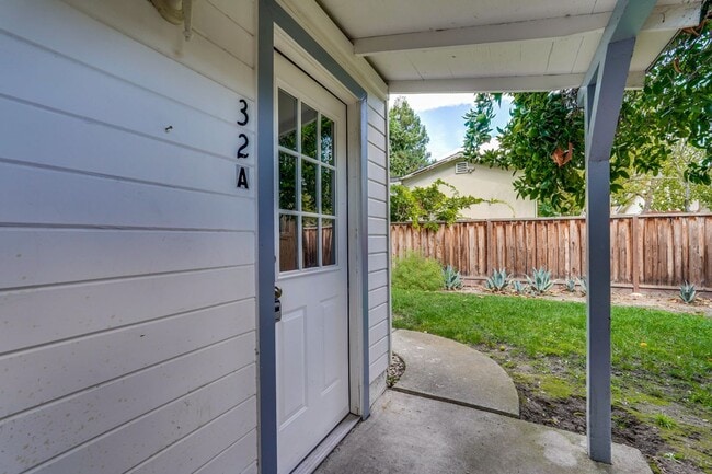 Building Photo - Private ADU with Fenced Yard, Indoor Laund...