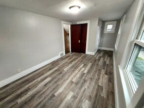 Building Photo - Welcome to your new home! 2 bed 1 bath single family house
