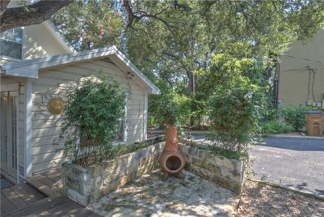 Building Photo - 2404 Thornton Rd