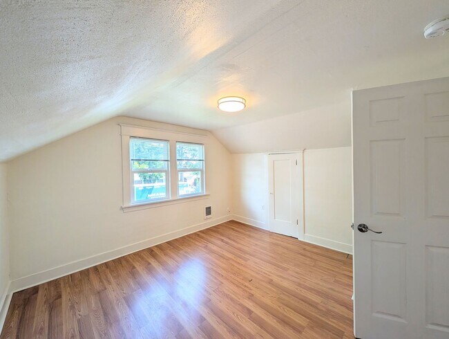 Building Photo - 2Bd/1Ba Everett Condo