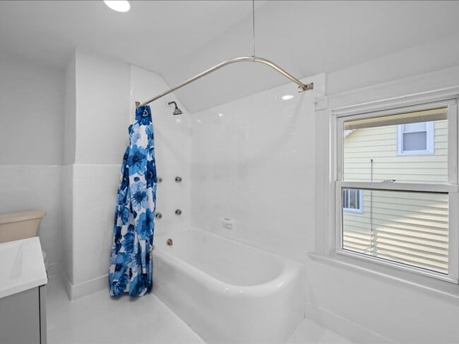 Building Photo - Spacious Pet Friendly 4 Bedroom Rental in ...