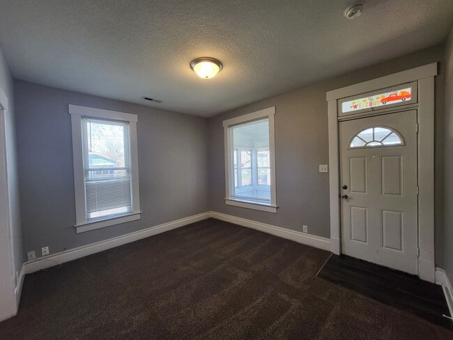 Building Photo - 2 Bedroom, 1 Bathroom Home!